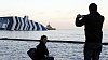 Fotografování před vrakem lodě Costa Concordia