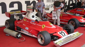 Když zemi zasypává sníh, mohl by se silničářům hodit monopost Ferrari z roku 1978. Byl osazen křídlem, které by se dalo snadno použít místo radlice. FERRARI 312T3