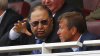 Alisher Usmanov je tak� pod�ln�kem v lond�nsk�m Arsenalu. Na sm�nku je s majitelem Chelsea Romanem Abramovi�em