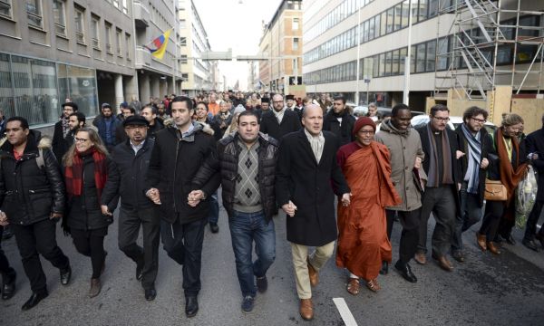 Lidé rzného náboenského vyznání se spolen prošli Helsinkami k tamní francouzské ambasád, aby uctili obti paíských útok.