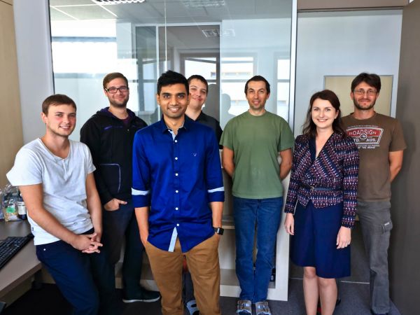 Prvn&iacute; den v&nbsp;pr&aacute;ci. Bhargav Pulugundla s&nbsp;nov&yacute;mi kolegy z&nbsp;firmy.