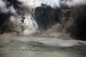 Sope�n� dym a para st�paj� zo sopky pod �adovcom Eyjafjallaj&ouml;kull na juhu Islandu. Sn�mka: TASR/AP