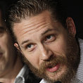 Tom Hardy a Nick Cave (v pozadí) na tiskové konferenci k filmu Lawless