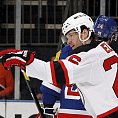 Tímhle směrem je finále, jako by říkal svým gestem Patrik Eliáš, jenž přispěl gólem k výhře New Jesrey 5:3 v pátem zápase play-off NHL proti NY Rangers. Patrik Eliáš
