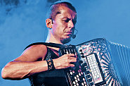 Finského akordeonistou na festivalu doprovodí věhlasný Kronos Quartet.