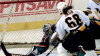 Jarom�r J�gr v dresu Pittsburgh Penguins st��l� g�l do br�ny Erica Fichauda z t�mu New York Island, 1997.