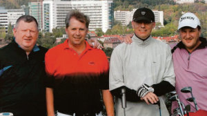 Brat�i s l�me�kem: Ivo Rittig, Petr Bendl, Tom� Jindra (zleva). V pravo golfov� tren�r.