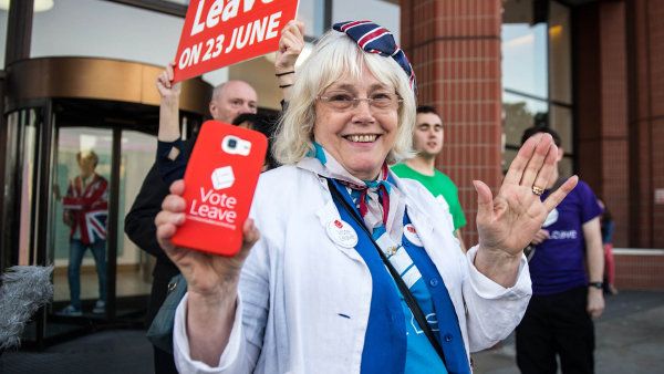 Brit� ve v�ku 18 a� 24 let hlasovalo pouze 36 procent. Pro porovn&aacute;n&iacute; - d�chodc� nad 65 let p�i&scaron;lo k urn&aacute;m 83 procent.