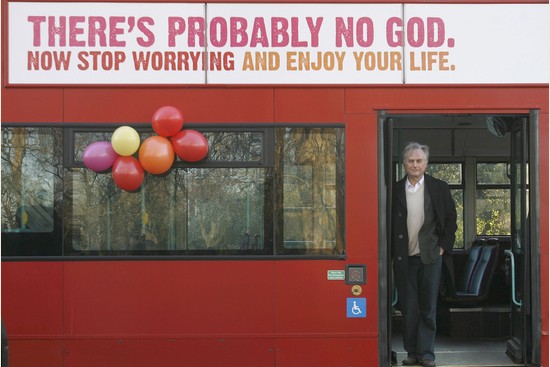 Spisovatel Richard Dawkins p�zuje u autobusu, kter� je sou��st� ateistick� kampan� v Lond�n�
