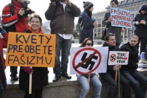 Asi dve a tri stovky demontrantov sa 14. marca 2010 zili na vz007600750020006dimovld006eych organizc0069 006ea bratislavskom Hodovom nm0065st.0020Snm006ba: TASR - Pavel Neubauer