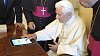 Pape� Benedikt XVI. pos�l� sv�j historick� tweet p�es iPad