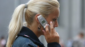 D�vka telefonuje z mobilu, ilustra�n� foto