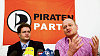 Sebastian Nerz (vlevo), předseda Pirátské strany v západoněmeckém Sársku, a jeho místopředseda Bernd Schlömer diskutují s novináři. Představitelé německé Pirátské strany v Německu