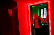 Erotick� klub Neon. Od lo�ska je mana�erkou Ta��na B�hmov�.