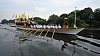 Královská veslice Gloriana veze olympijský oheň po řece Temži. Olympijský oheň na Temži