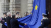 Vzty�ov�n� vlajky EU na Pra�sk�m hrad�