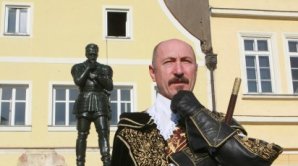 Miroslav Kn�bort �ije Albrechtem z Vald�tejna u� bezm�la dvacet let.