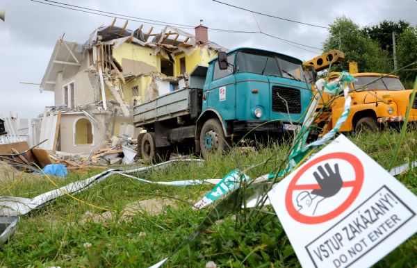 Na V�chode za�ali b�ra� domy po povodniach. Sn�mka: TASR/Iv�n