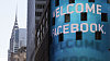 Digiboard s n�pisem "Welcome Facebook" v pozad� s newyorskou budovou Chrysleru.