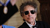 Dylan letos od prezidenta Obamy p�evzal Medaili za z�sluhy.