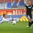 Brank�� Olomouce Zden�k Zl�mal (vlevo) a Daniel Kol�� z Plzn�