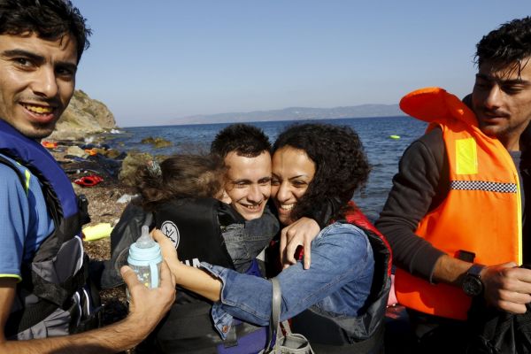 Syrská uprchlická rodina se objímá poté, co bezpeènì doplula na øecký ostrov Lesbos.