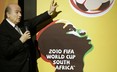 Předseda FIFA Joseph Blatter ukazuje na logo MS v roce 2010 v JAR. Předseda FIFA Joseph Blatter ukazuje na logo MS v roce 2010 v JAR.
