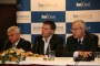 �ubom�r Jahn�tek, minister hospod�rstva SR (v�avo) a Paolo Ruzzini, predseda predstavenstva a gener�lny riadite� Slovensk�ch elektr�rn�. V strede Peter Vavro, ��fredaktor Hospod�rskych nov�n.