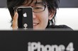 japonský zákazník si prohlíží nový iPhone 4