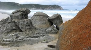 Známá pláž Squeaky Beach v parku Wilsons Promontory skutečně "skřípe". Známá pláž Squeaky Beach v parku Wilsons Promontory skutečně "skřípe".