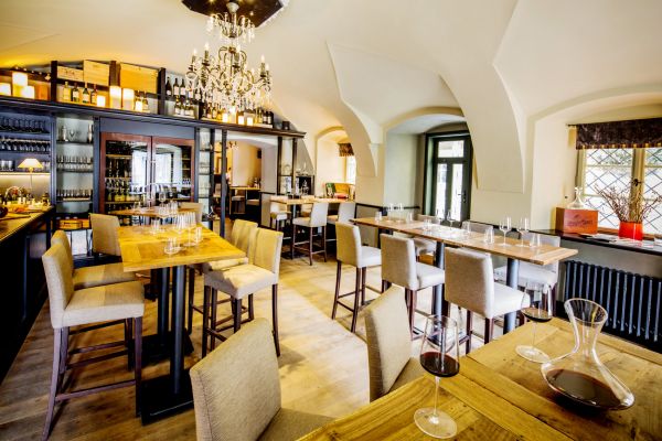 Kuchyně Jana Punčocháře má nezaměnitelný styl. Pracuje se sezonními produkty nejvyšší kvality, které skládá na talíři v odvážných chuťových variacích.