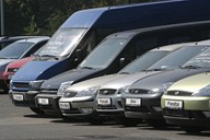 Lid� p�est�vaj� kupovat automobily.