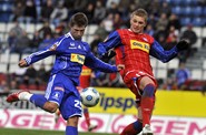 Pavel Šultes střílí přes Juraje Križka z Brna. Pavel Šultes střílí přes Juraje Križka z Brna.