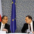 Ministr financí Miroslav Kalousek (vlevo) a premiér Petr Nečas vystoupili v Praze na konferenci Národní ekonomické rady vlády (NERV) k problematice dluhové krize a dopadům na Českou republik