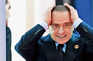Někdejší italský premiér Silvio Berlusconi si s dotazy novinářů hlavu nelámal. Když nechtěl přímo odpovědět, utrousil vtip či prostě novináře přímo "elegantně" urazil. Silvio Berlusconi kvůli své pleši podstoupil transplantaci vlasů
