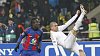 Seydou Doumbia z CSKA Moskva sleduje madridsk�ho Pepeho.