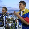 Joao Moutinho (vlevo) a James Rodríguez slaví titul v dresu Porta