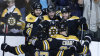 David Krej�� (uprost�ed) p�ij�m� gratulace spoluhr��� ke g�lu Pittsburghu