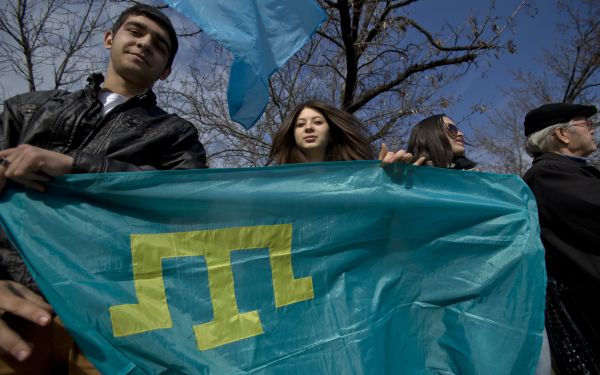 Mladí Tatai s jejich vlajkou