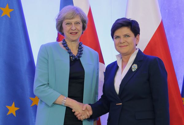 Britská premiérka Theresa Mayová '(vlevo) a polská premiérka Beata Szydlová ve Varšavě.