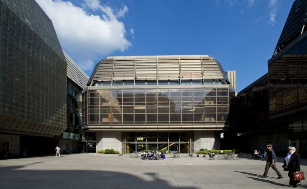 N&aacute;rodn&iacute; divadlo z&iacute;skalo za 290 milion� v dra�b� zp�t budovu Themos, o kterou p�i&scaron;lo nedopat�en&iacute;m v restituc&iacute;ch, kdy ji z&iacute;skaly Vor&scaron;ilky. Ty ji pozd�ji prodali spole�nosti Themos.