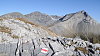 Piz Segnes (vlevo) a Piz Dolf nad Flimsem. Tektonick� porucha Sardona je z�eteln� vid�t v lev� horn� ��sti sn�mku.