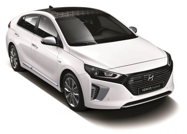 Korejský útok hybrid: Sesterské znaky Hyundai a Kia pedstaví v enev nkolik hybridních novinek. Mezi nimi byl Hyundai Ioniq, korejský konkurent Toyoty Prius.