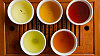 Horní řada zleva: Dračí studna, Kráska Východu, dárdžíling. Dole zleva: sencha, pu-er Horní řada zleva: Dračí studna, Kráska Východu, dárdžíling. Dole zleva: sencha, pu-er