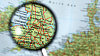 Ilustrační foto - Mapa Evropy s lupou nad Velkou Británií