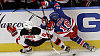 Momentka ze zápasu New York Rangers v. New Jersey Devils Boj u mantinelu