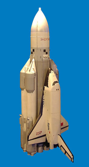 Model rakety Eněrgija s ruským raketoplánem Buran. Raketa Eněrgija