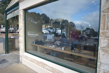 Restaurace s barovm pultem u okna