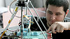 Josef Pr��a z Prahy zdokonaluje 3D tisk�rnu RepRap, kter� um� tisknout trojrozm�rn� a dok�e z v�t�� ��sti vyrobit sou��stky pot�ebn� k jej�mu postaven�