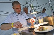 Sv� degusta�n� menu nab�dnou �pi�kov� pra�sk� restaurace op�t v pl�t�n�ch stanech v Kr�lovsk�ch zahrad�ch na Pra�sk�m hrad�.